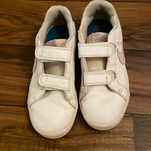 Tenis shoes Nike, white color , size 2.5 Y